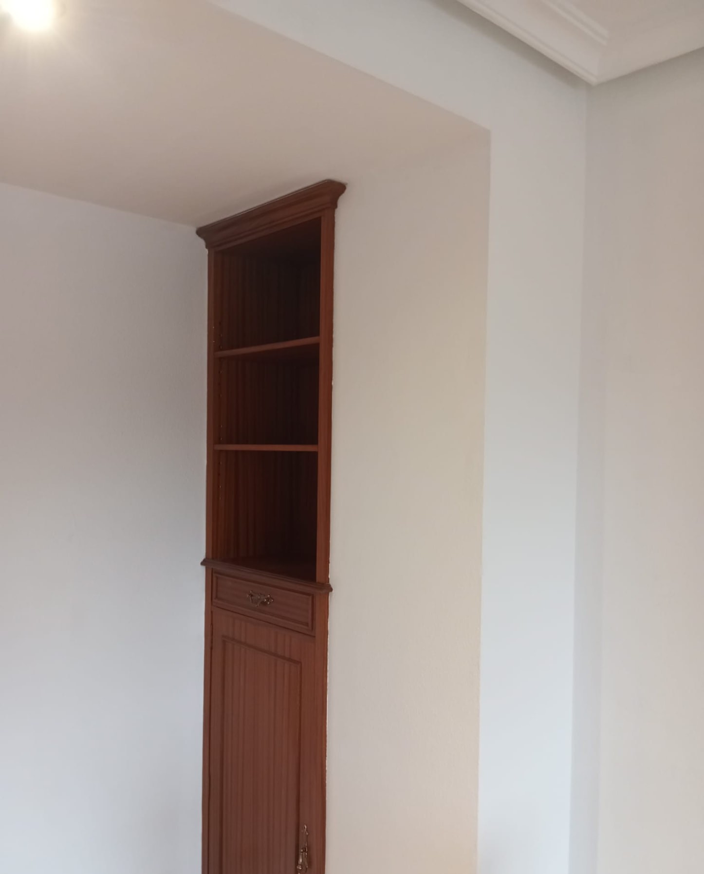 Paredes pintadas junto a mueble empotrado de madera