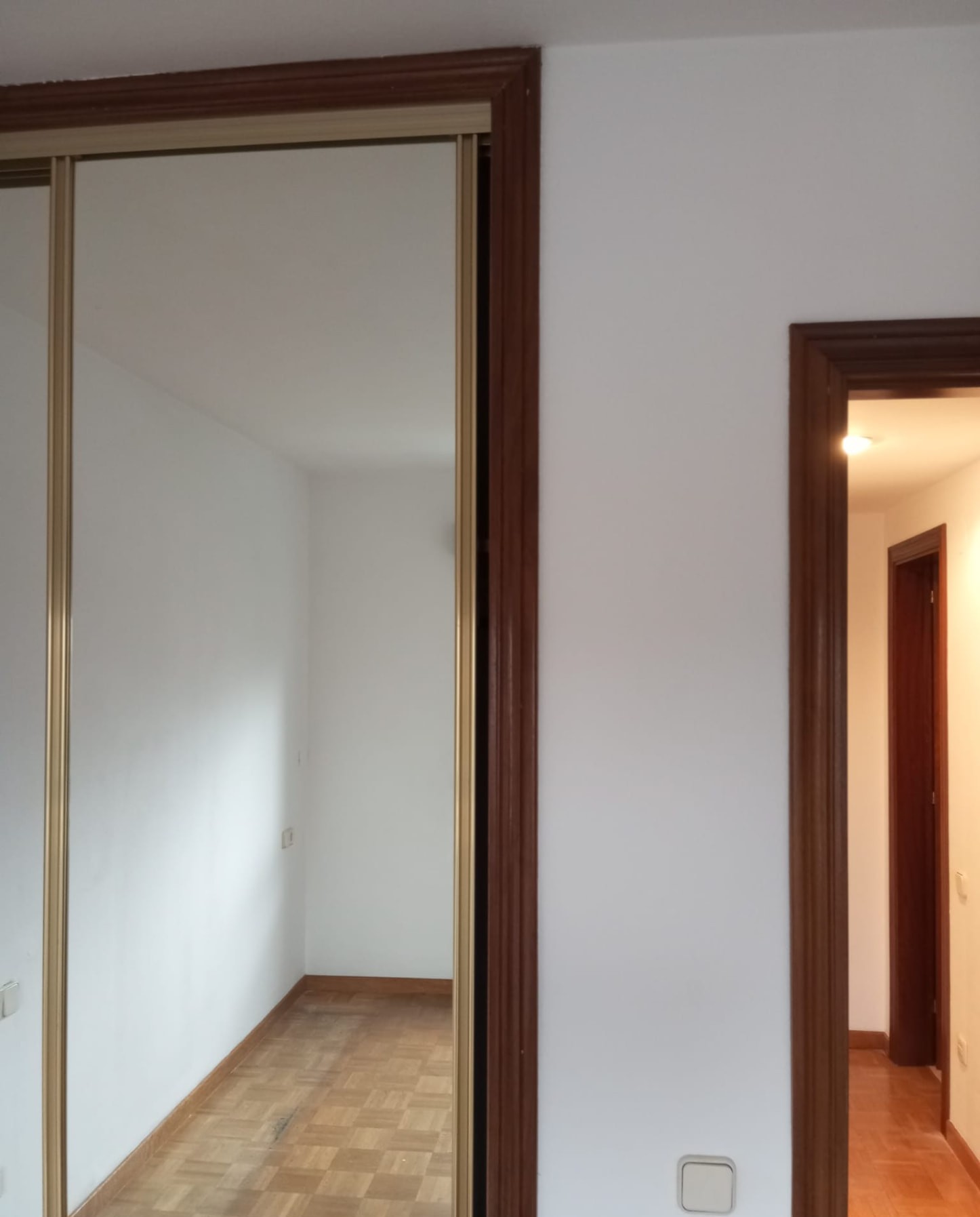 Dormitorio pintado con armario empotrado de puertas correderas