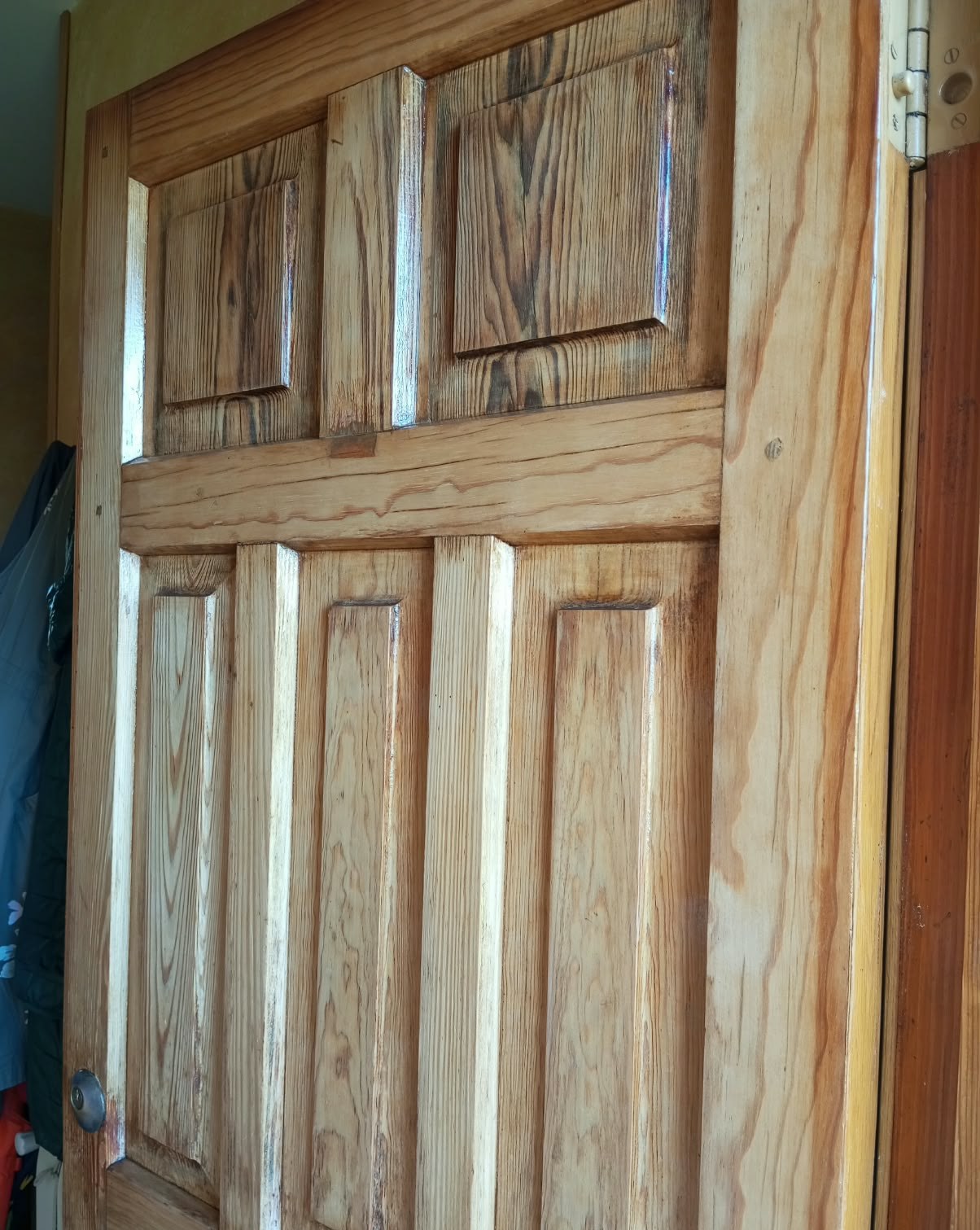 Puerta de madera en proceso de barnizado