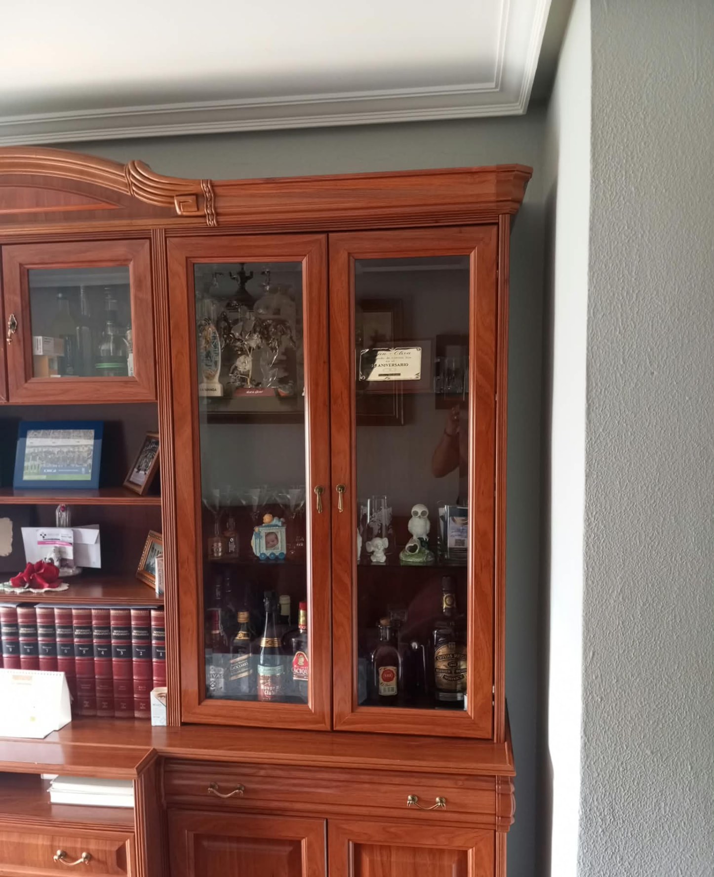 Mueble de salón de madera junto a pared pintada en gris