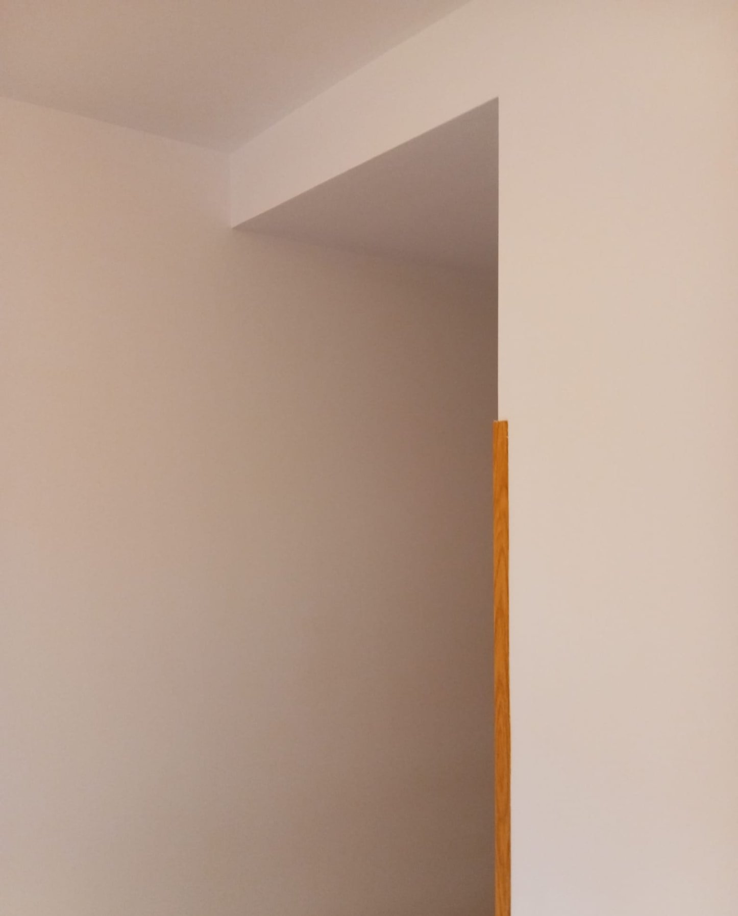 Esquina de pared con acabado liso pintado en blanco