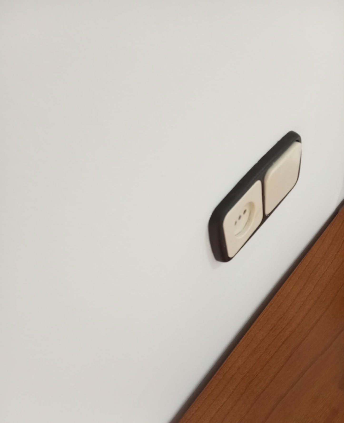 Detalle del acabado liso de pared pintada en blanco