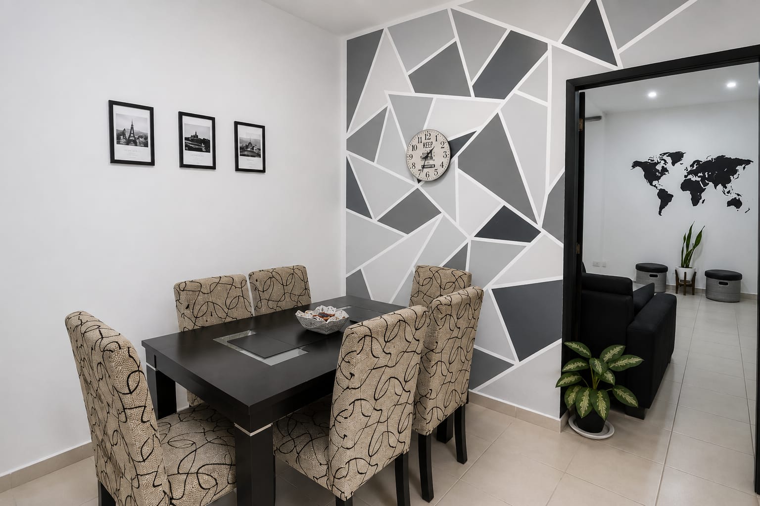 Comedor con pared decorativa geométrica pintada en tonos grises