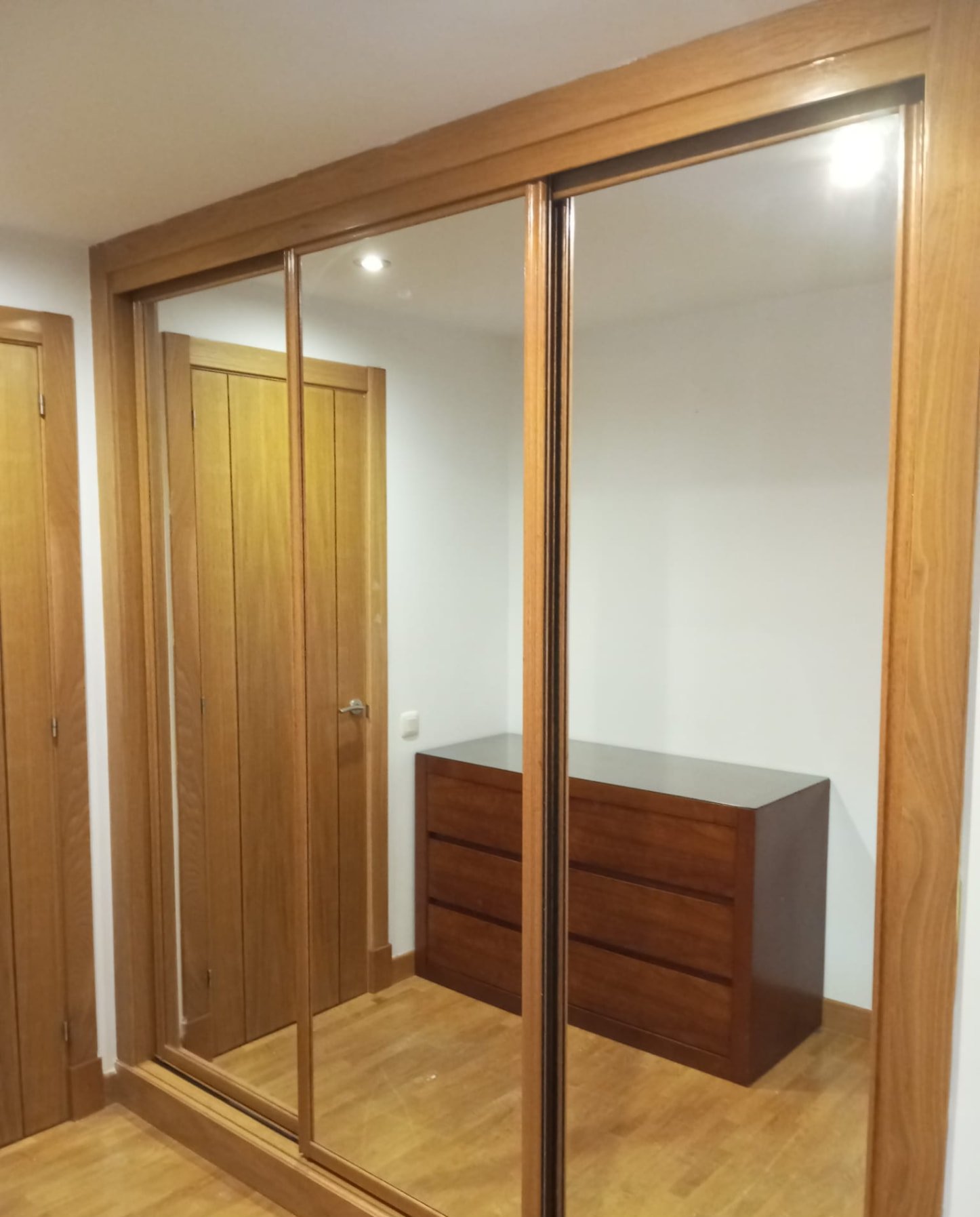 Dormitorio con armario corredero de espejos y paredes pintadas