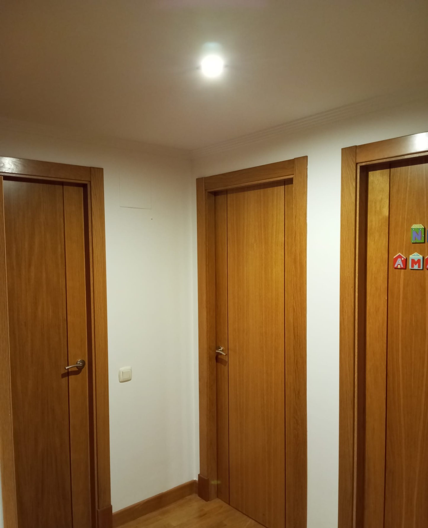 Pasillo con paredes blancas recién pintadas