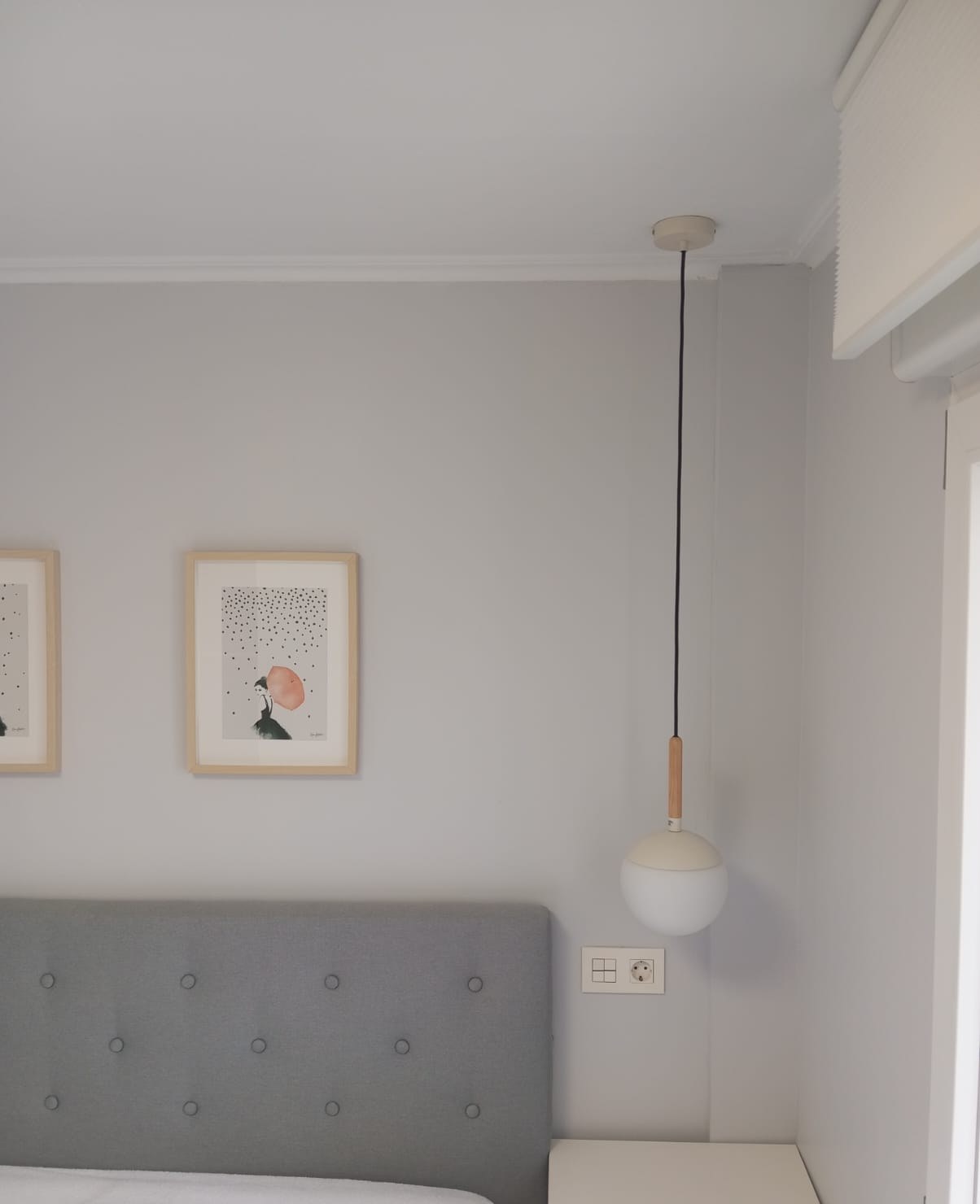 Detalle de pared de dormitorio pintada con moldura y cuadro