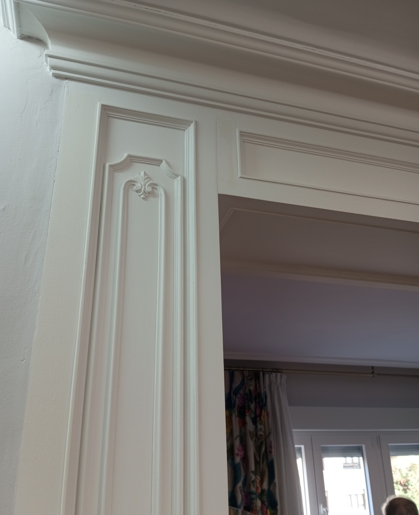 Pilar con molduras clásicas lacadas en blanco con capitel decorado