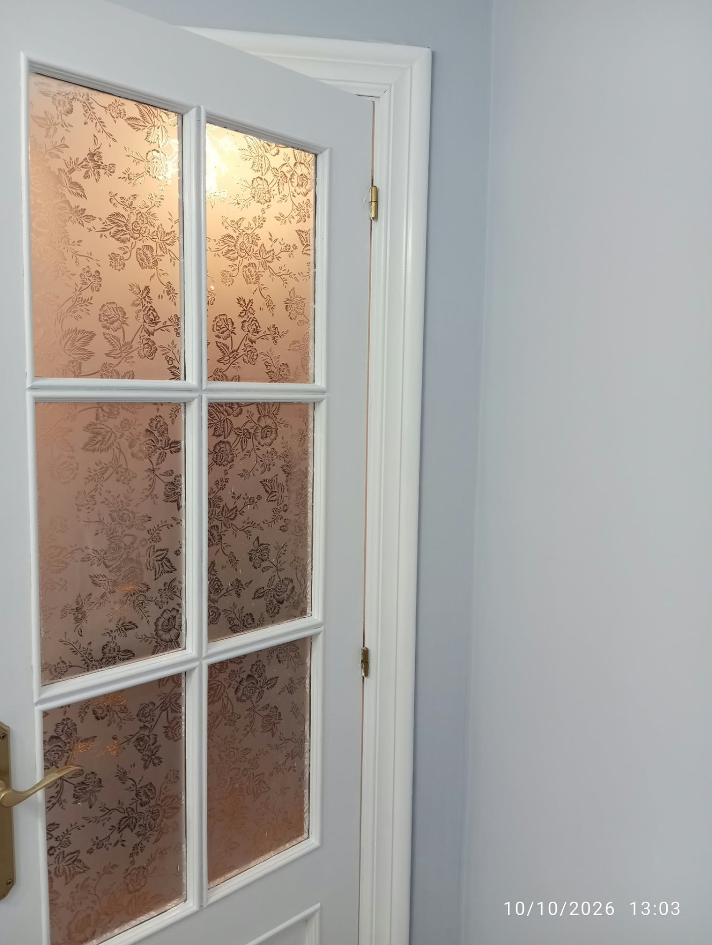 Puerta lacada en blanco con cristal decorado floral