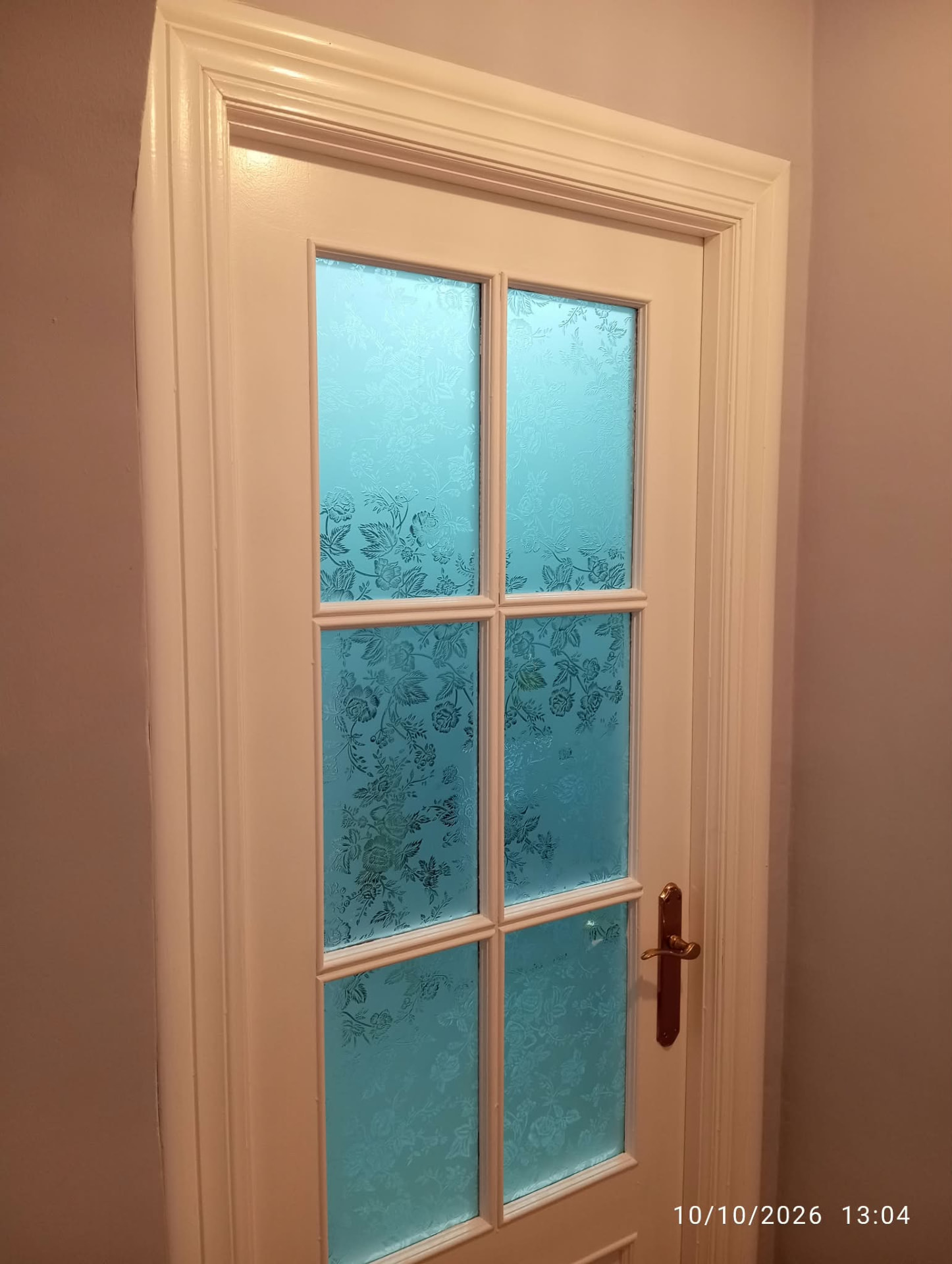 Puerta lacada en blanco con cristal decorado celeste