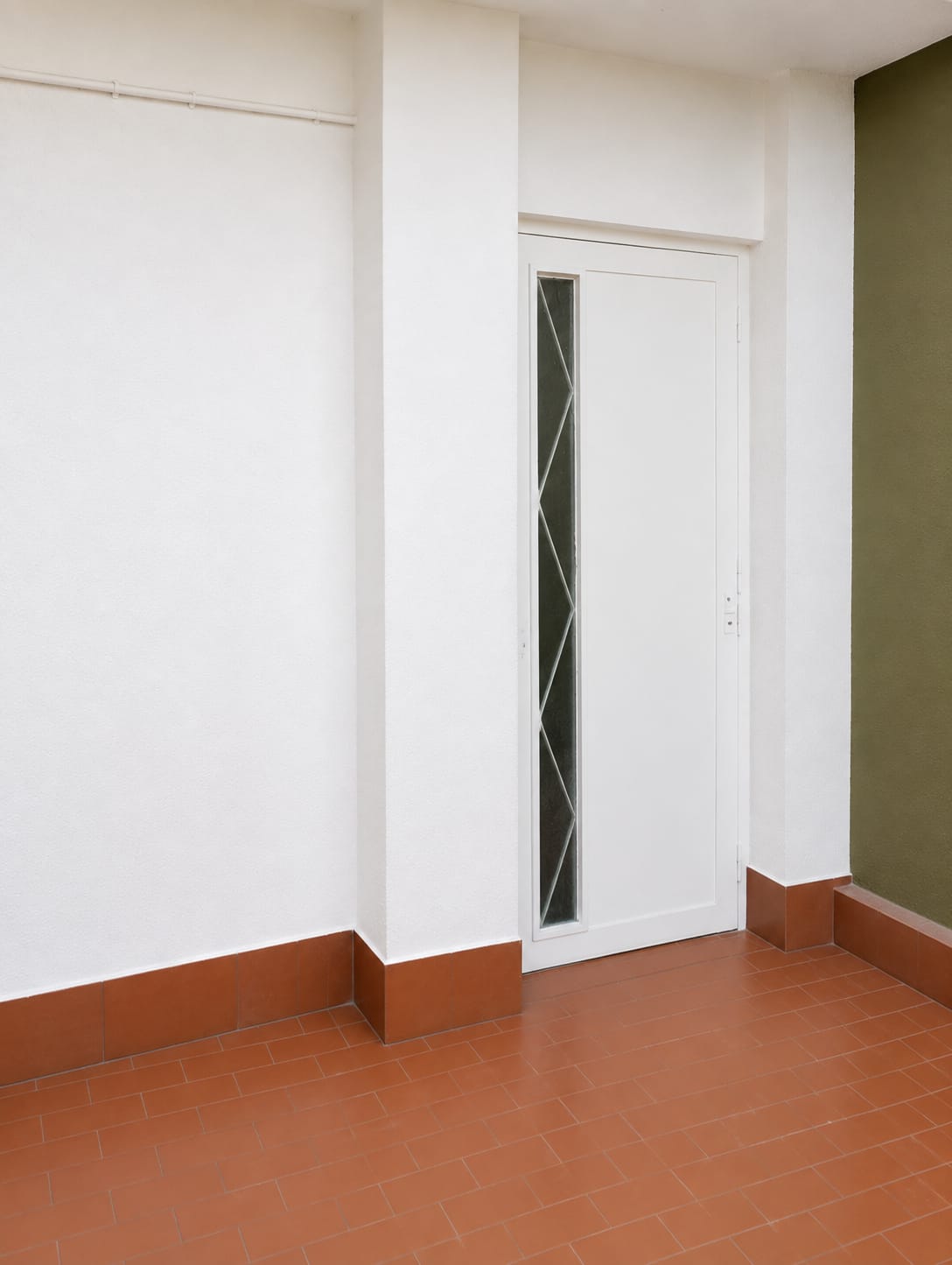 Entrada con paredes blancas y acabado profesional después del trabajo