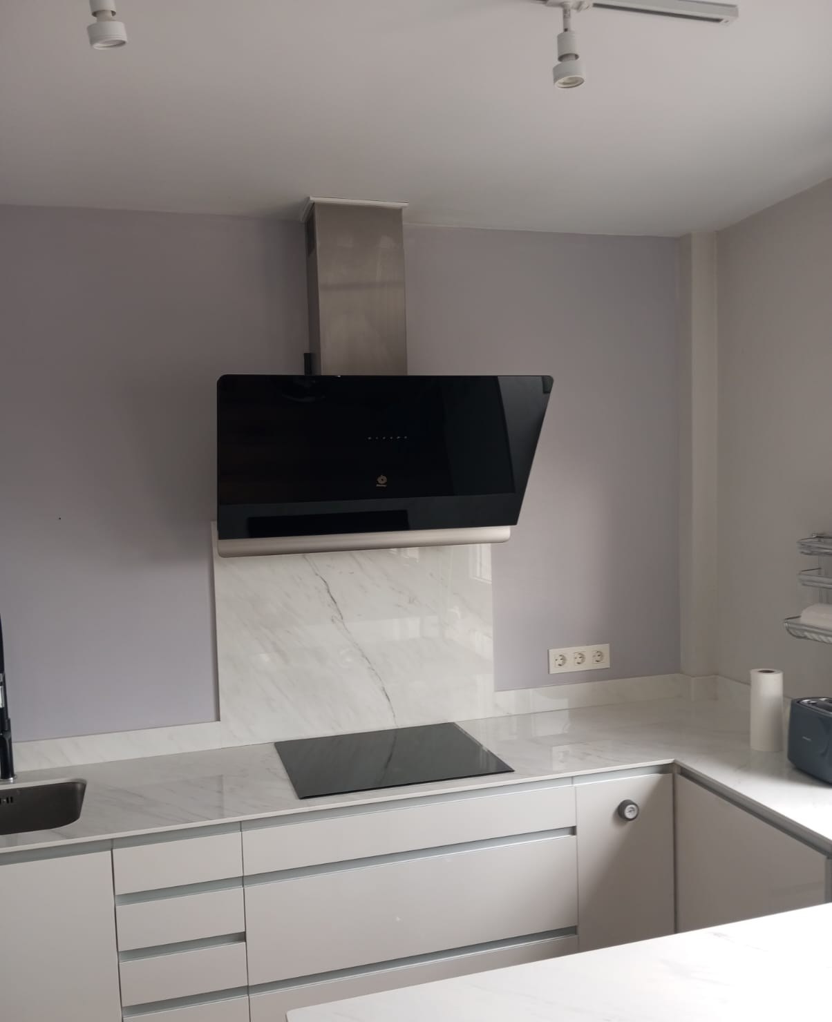 Cocina con paredes pintadas en gris lila y campana negra