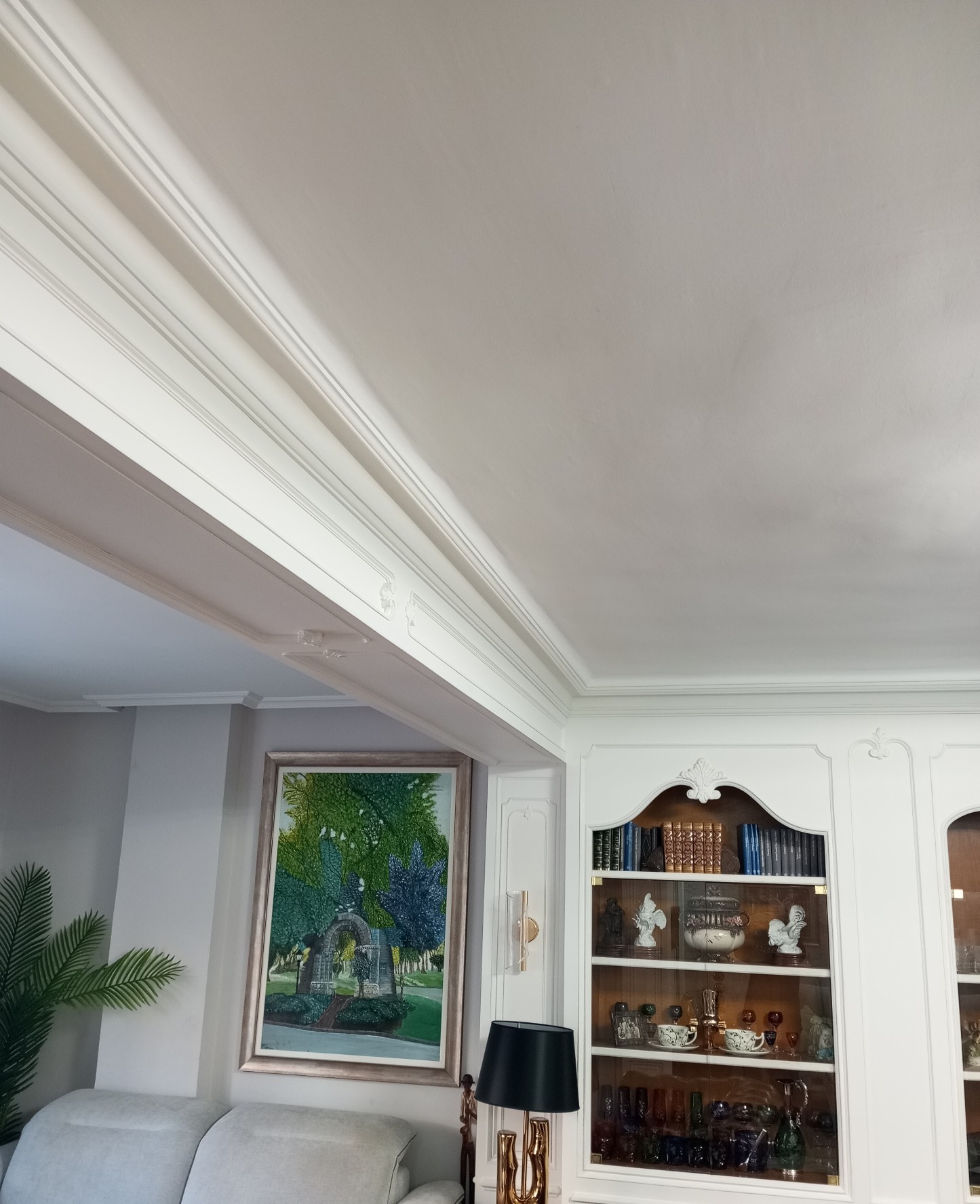 Techo con moldura clásica pintada en blanco en salón