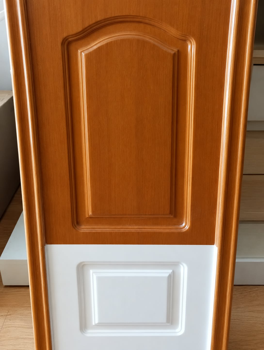 Muestra de lacado: puerta de madera con la parte inferior lacada en blanco