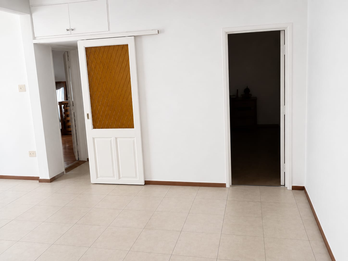 Salón con puerta corredera blanca y paredes recién pintadas